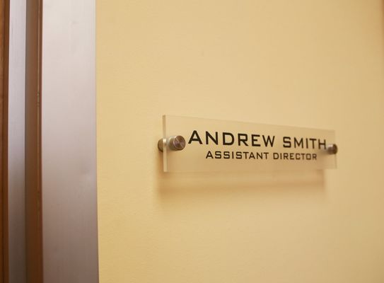 Непахучая акриловая именная табличка стены офиса знаков слова с замороженным финишем предпосылки